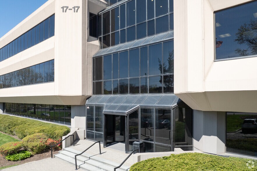 17-17 Route 208, Fair Lawn, NJ à louer - Photo du bâtiment - Image 2 de 7