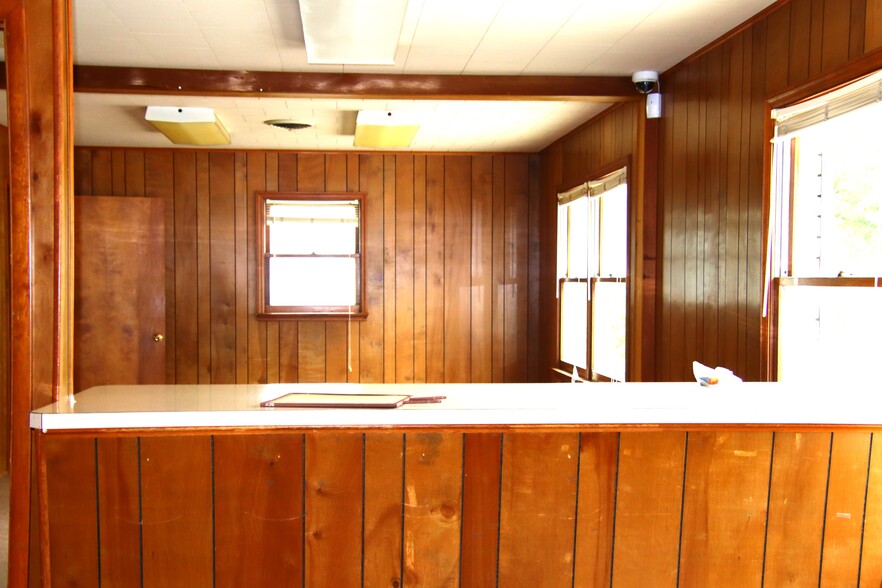 109 S Madison St, Owenton, KY for sale - Interior Photo - Image 2 of 19