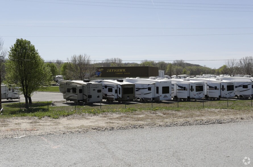 24105 W 43rd St, Shawnee, KS à louer - Photo du bâtiment - Image 2 de 9