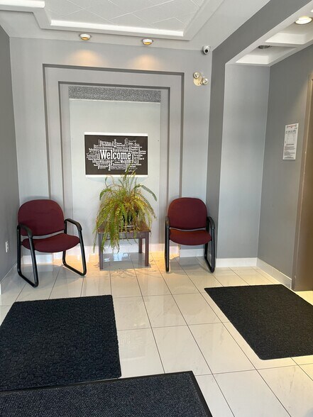 422 6th St, New Westminster, BC à louer - Photo du bâtiment - Image 2 de 11