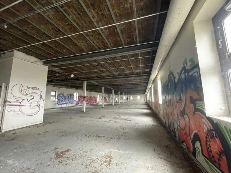 Bureau dans Vitry-sur-Seine à vendre - Photo du bâtiment - Image 3 de 17