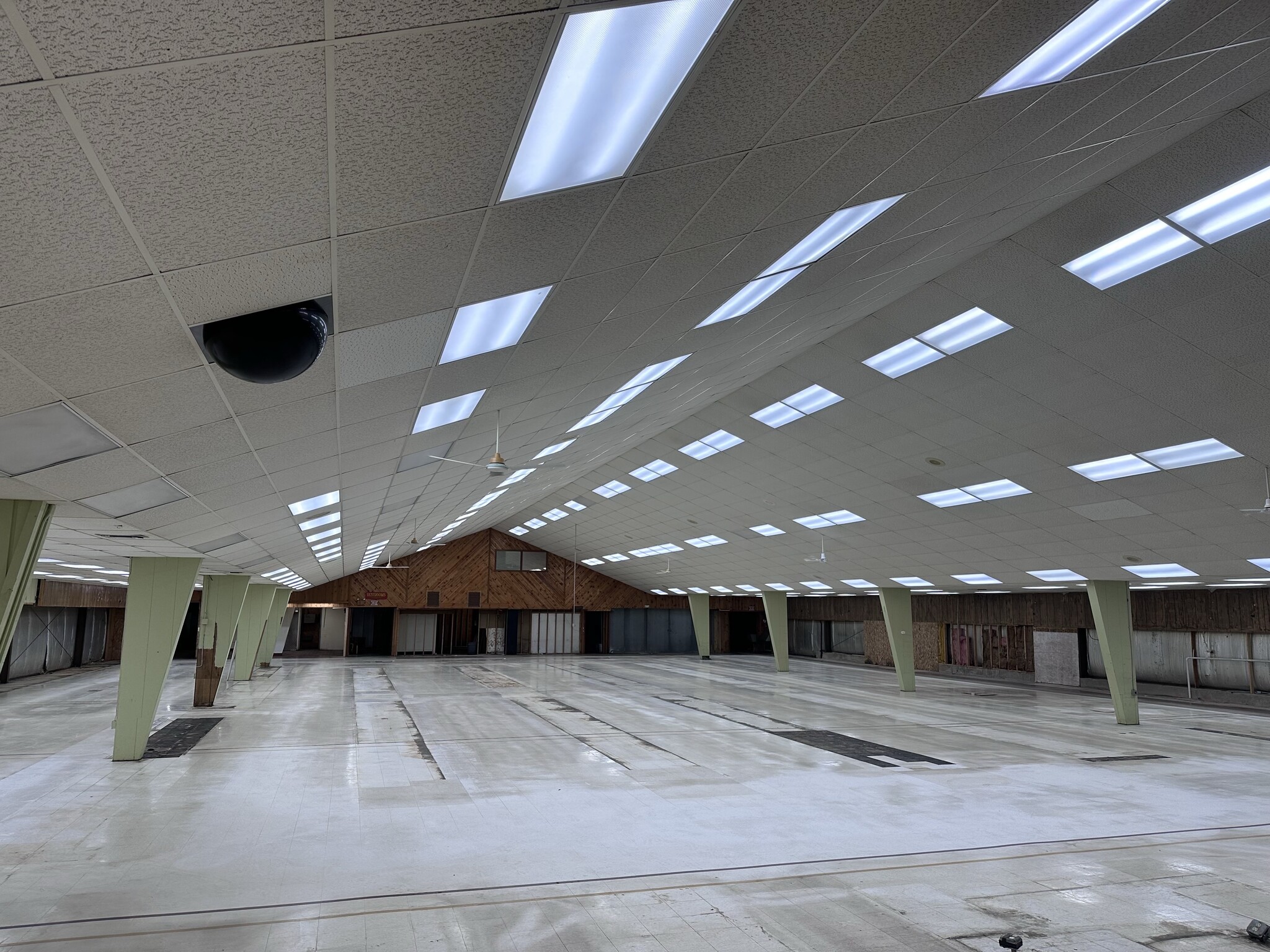 990 N 4th St, Tomahawk, WI for sale Interior Photo- Image 1 of 11