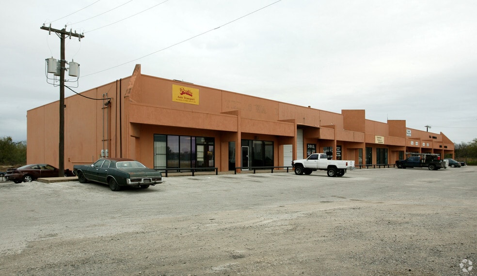 3911-3929 E IH-10, San Antonio, TX à louer - Photo du bâtiment - Image 2 de 11