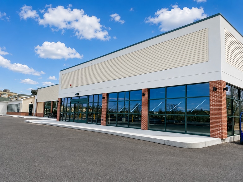 2574 W Shore Rd, Warwick, RI for lease - Building Photo - Image 1 of 18