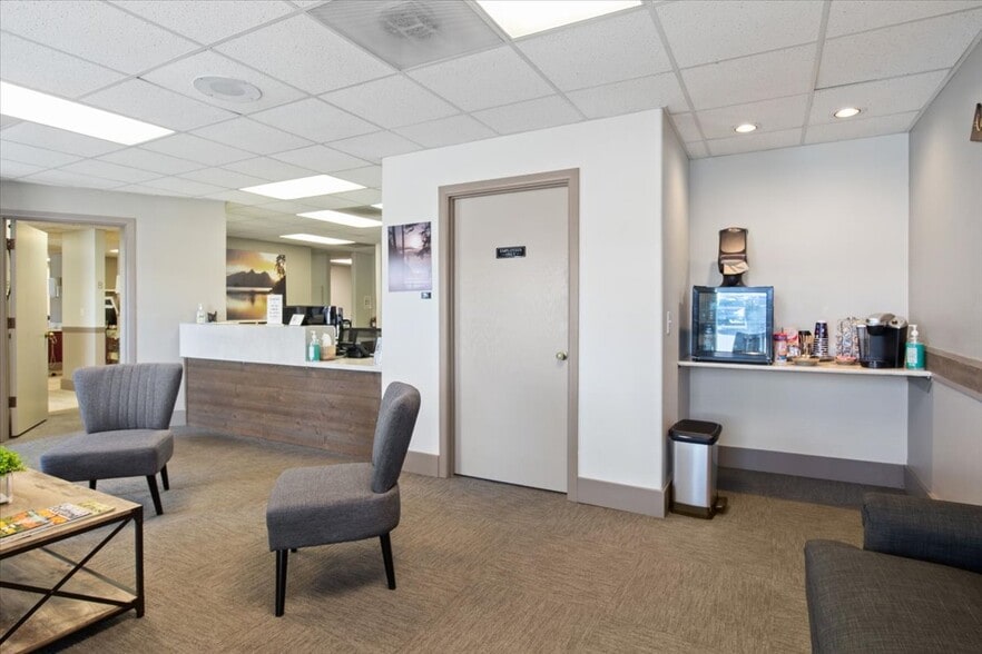 19230 SE McLoughlin Blvd, Gladstone, OR for sale - Building Photo - Image 3 of 32