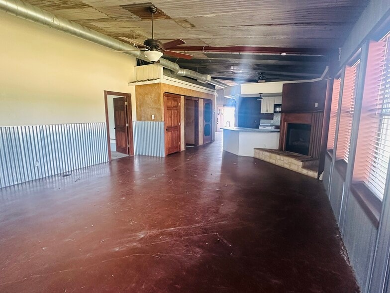 1106 W Kilpatrick St, Cleburne, TX à louer - Photo du bâtiment - Image 3 de 11