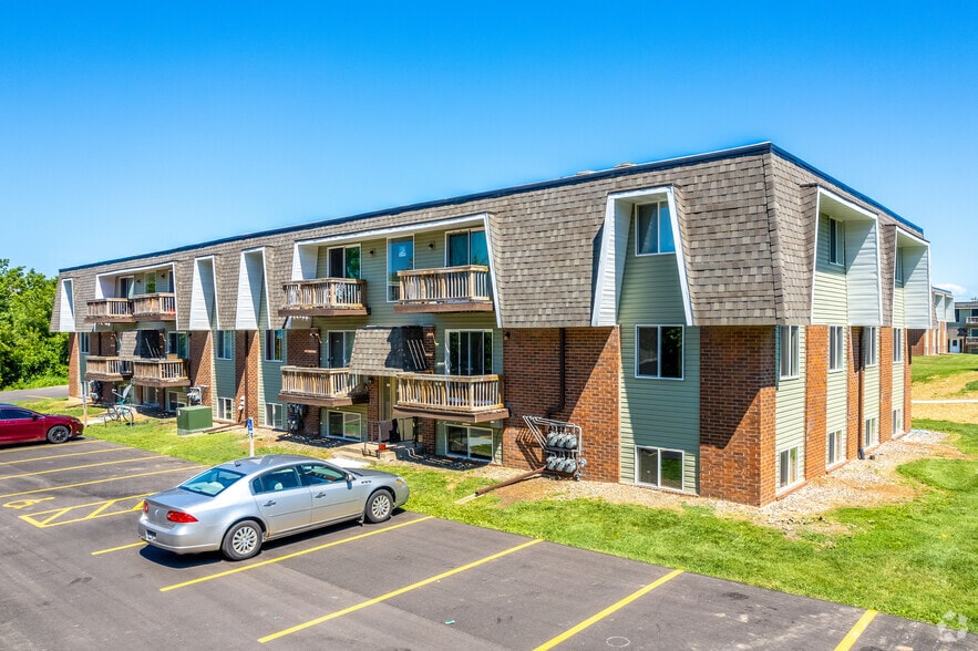 Clinton, IA 238-Unit Portfolio portfolio of 3 properties for sale on LoopNet.ca - Primary Photo - Image 2 of 13