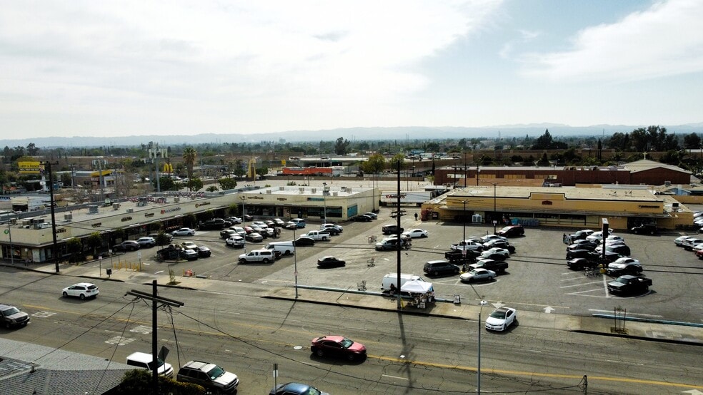 10421-10445 Laurel Canyon Blvd, Pacoima, CA for lease - Building Photo - Image 2 of 7
