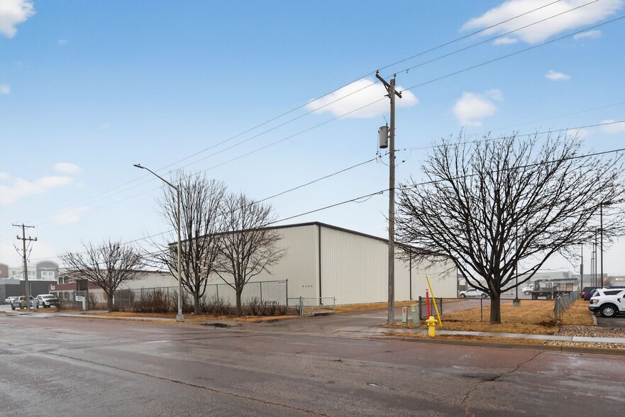 2605 & 2609 S Carolyn Ave, Sioux Falls, SD for lease - Building Photo - Image 2 of 35