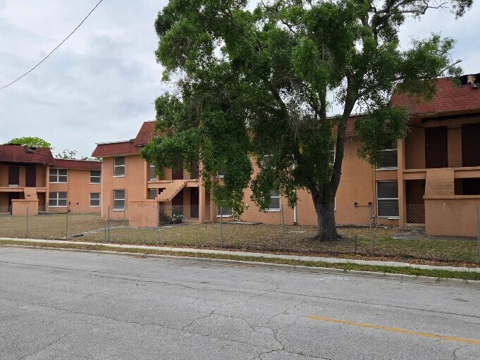 1605 Waters Ct, Tampa, FL à vendre - Photo du bâtiment - Image 2 de 4