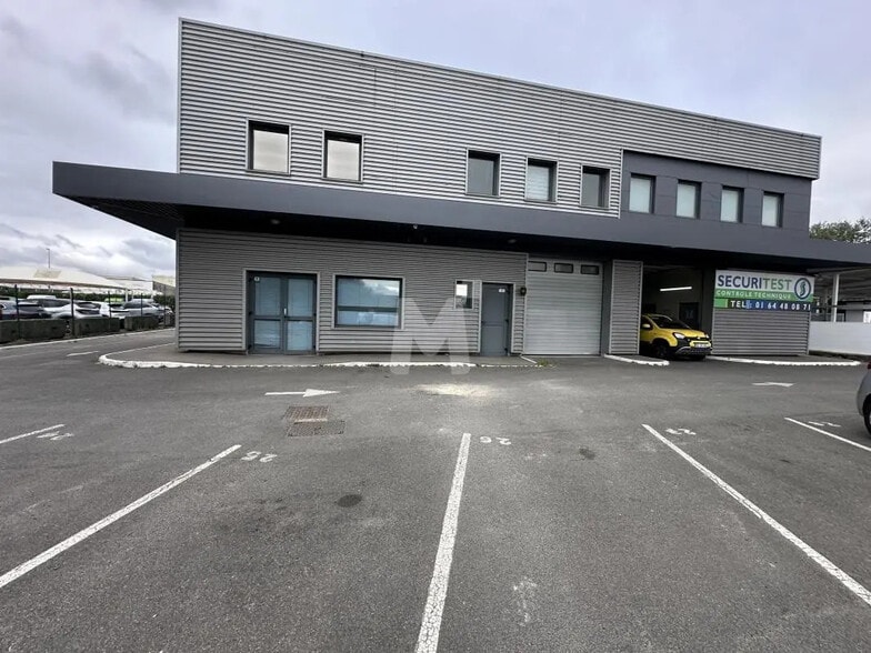 Office in Morangis for lease - Building Photo - Image 1 of 6