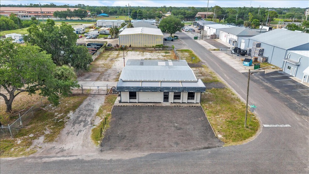 4195 Electric Way, Port Charlotte, FL à vendre - Photo du bâtiment - Image 2 de 12