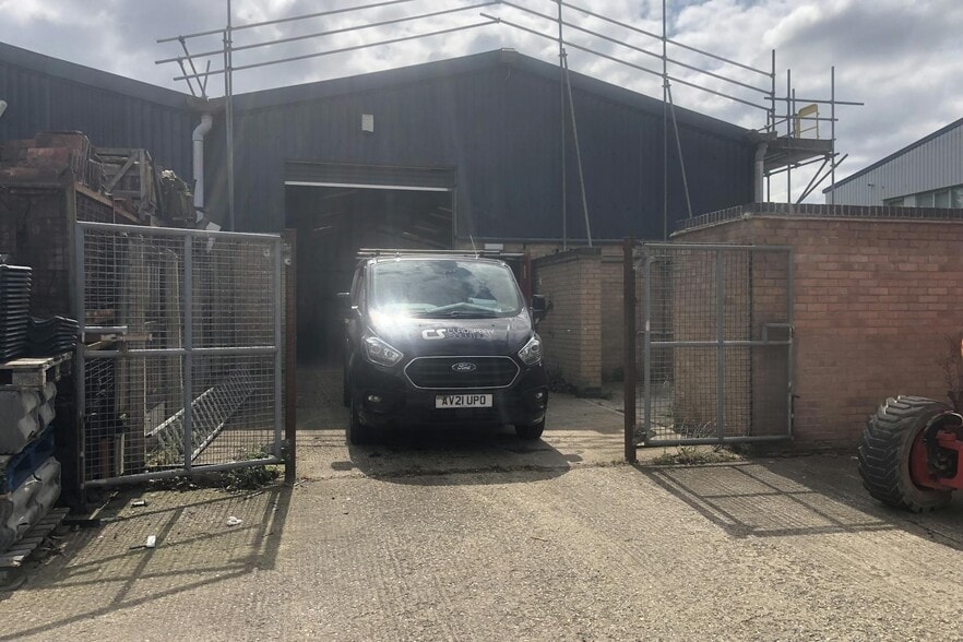 1-5 Craven Way, Newmarket for lease - Building Photo - Image 2 of 3