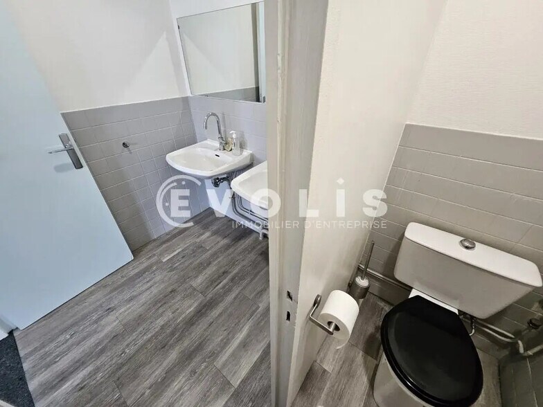 Office in Bagneux for lease - Building Photo - Image 3 of 30