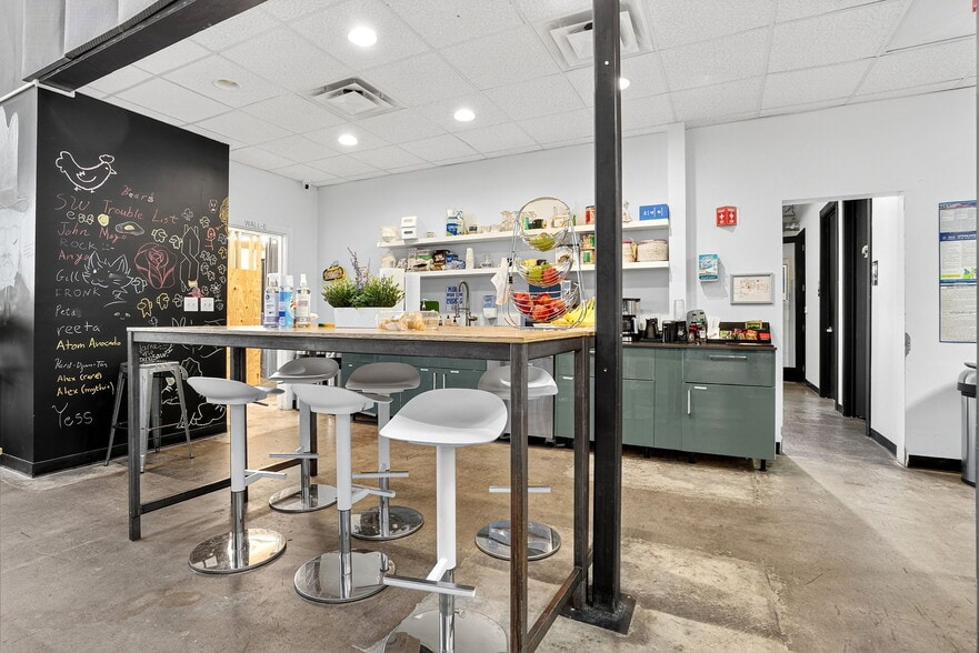 2400 E Cesar Chavez St, Austin, TX for lease - Building Photo - Image 3 of 16