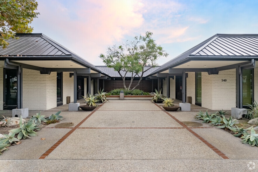 540 W Woodbury Rd, Altadena, CA for lease - Building Photo - Image 3 of 15