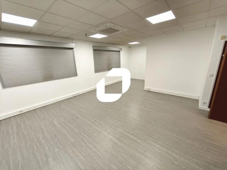 Office in Noisy-le-Grand for lease - Interior Photo - Image 2 of 9