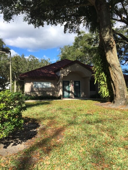 251 Plaza Ave, Oviedo, FL for lease - Building Photo - Image 2 of 2
