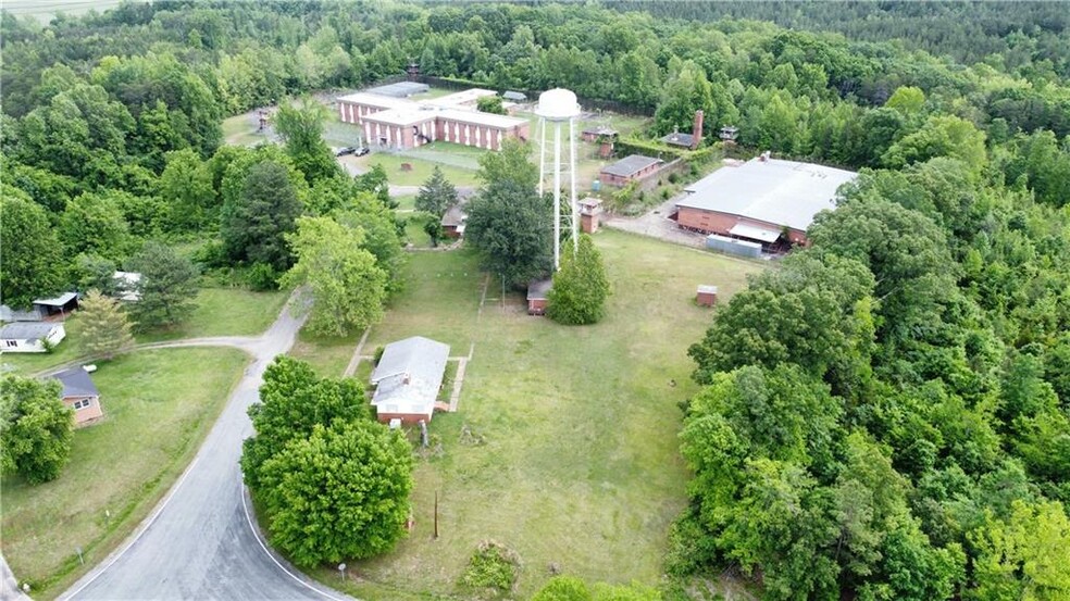 2061 High Rock School Rd, Blanch, NC à vendre - Photo du bâtiment - Image 2 de 10