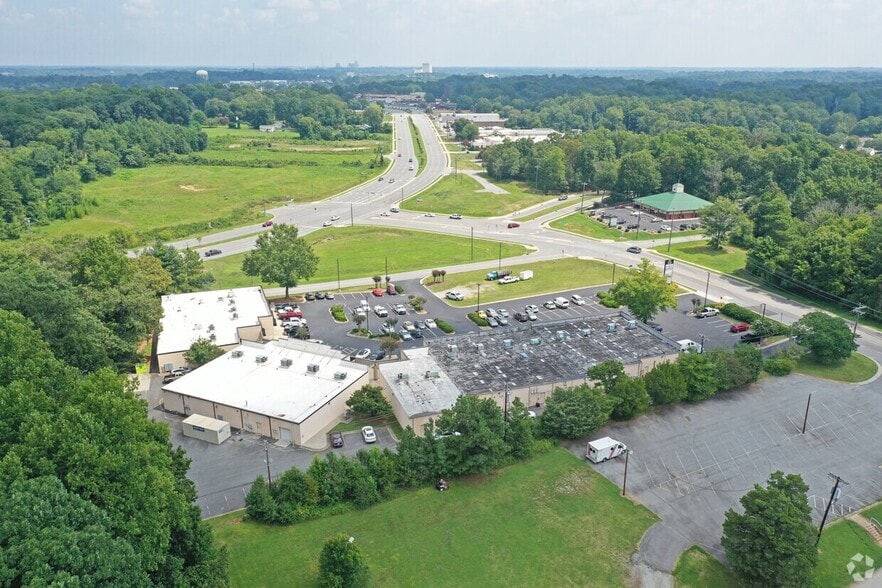 5006 High Point Rd, Greensboro, NC for lease - Building Photo - Image 2 of 13