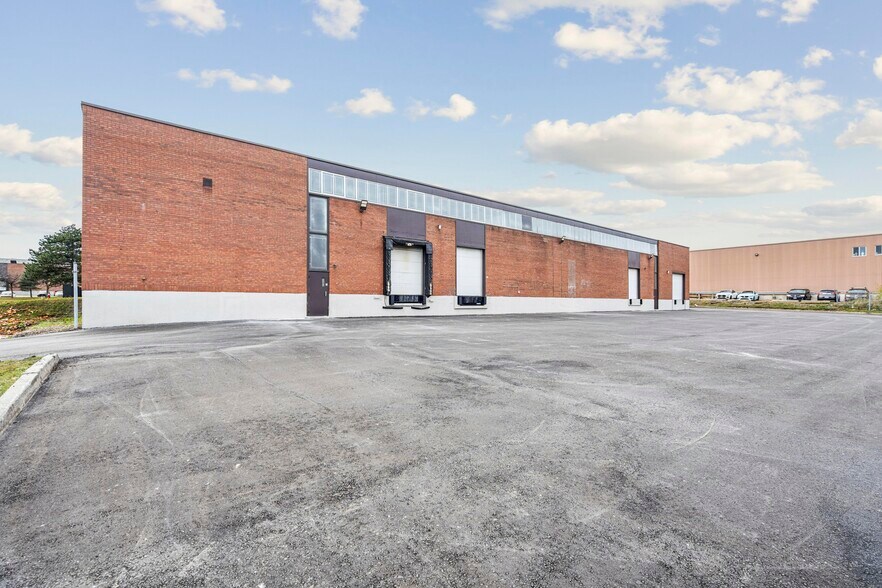6010-6020 Ambler Dr, Mississauga, ON à vendre - Photo du bâtiment - Image 3 de 5