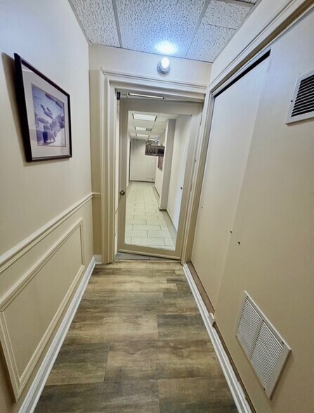 220 Old Country Rd, Mineola, NY à louer - Photo du bâtiment - Image 3 de 26