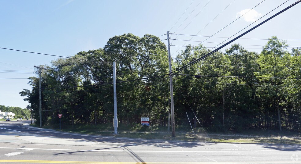 411 Old Country Rd, Riverhead, NY for sale - Building Photo - Image 1 of 4