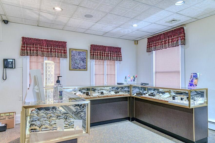 173 N Main St, Milltown, NJ for sale - Interior Photo - Image 3 of 45