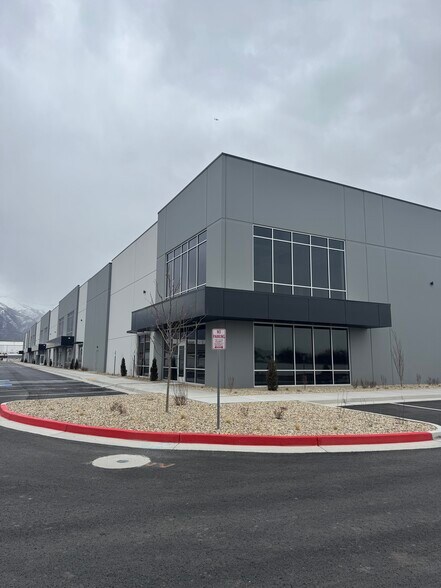 235 Sugar St, Layton, UT à louer - Photo principale - Image 1 de 26