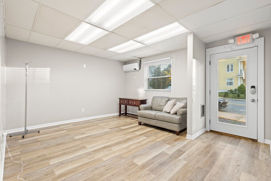 404 Smithfield Ave, Pawtucket, RI à vendre - Photo du bâtiment - Image 3 de 23