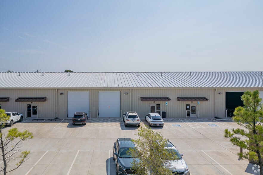 611 Hundred Oaks Dr, Edmond, OK à vendre - Photo du bâtiment - Image 2 de 5