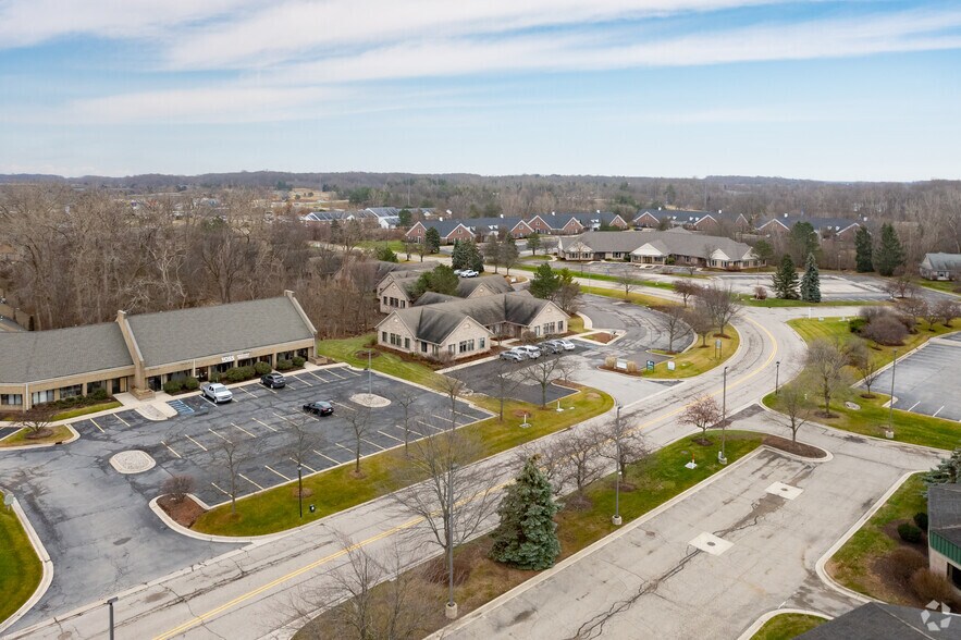2410 Woodlake Dr, Okemos, MI à louer - Aérien - Image 2 de 36