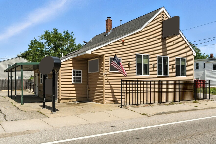 568 Providence St, West Warwick, RI for sale - Building Photo - Image 1 of 31