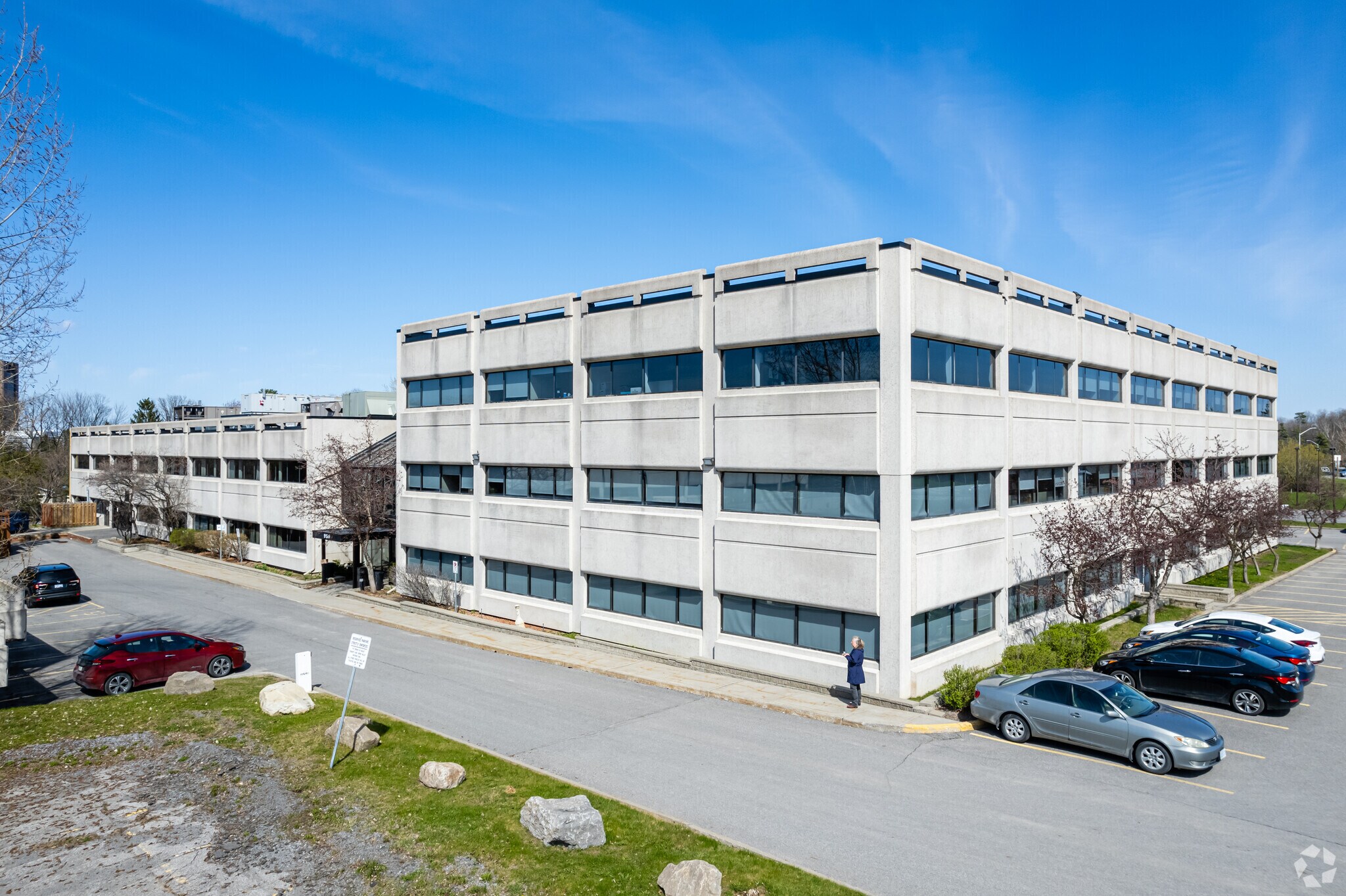 955 Green Valley Cres, Ottawa, ON à louer Photo du bâtiment- Image 1 de 7