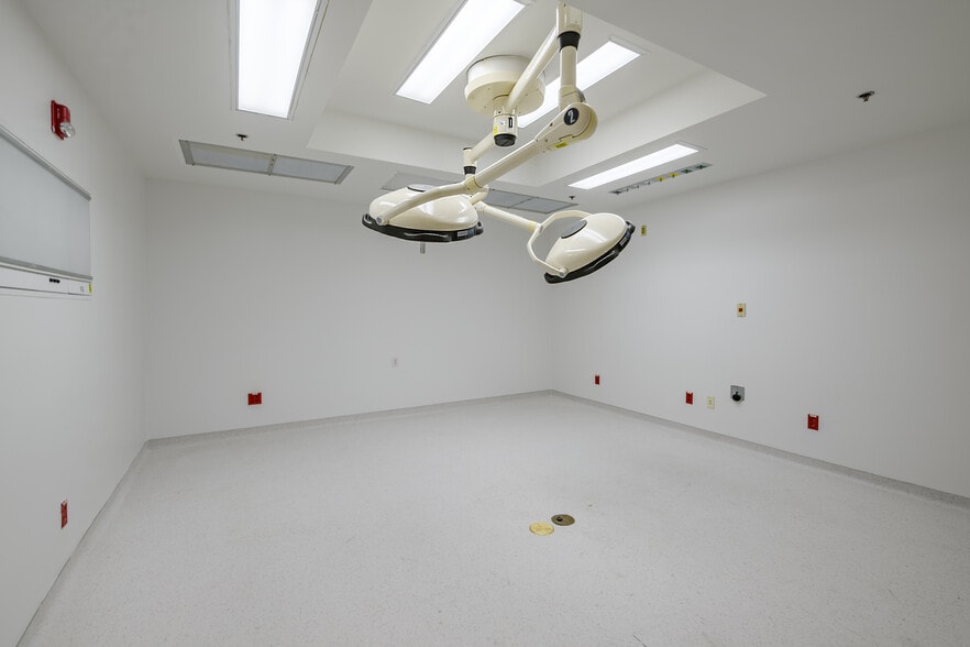 16250 Ventura Blvd, Encino, CA for lease - Building Photo - Image 3 of 9