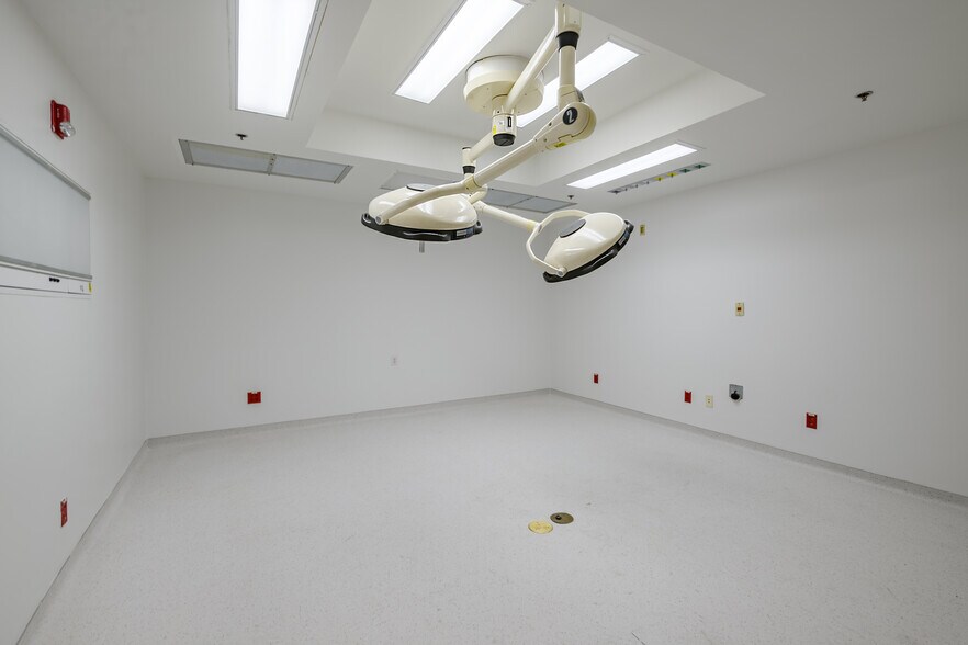 16250 Ventura Blvd, Encino, CA à louer - Photo du bâtiment - Image 3 de 9