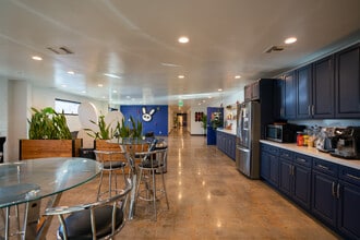 4209 Vanowen Pl, Burbank, CA for lease Interior Photo- Image 2 of 8