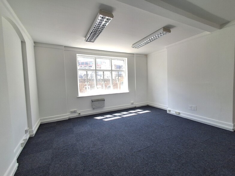 47-48 South Molton St, London for lease - Interior Photo - Image 3 of 6