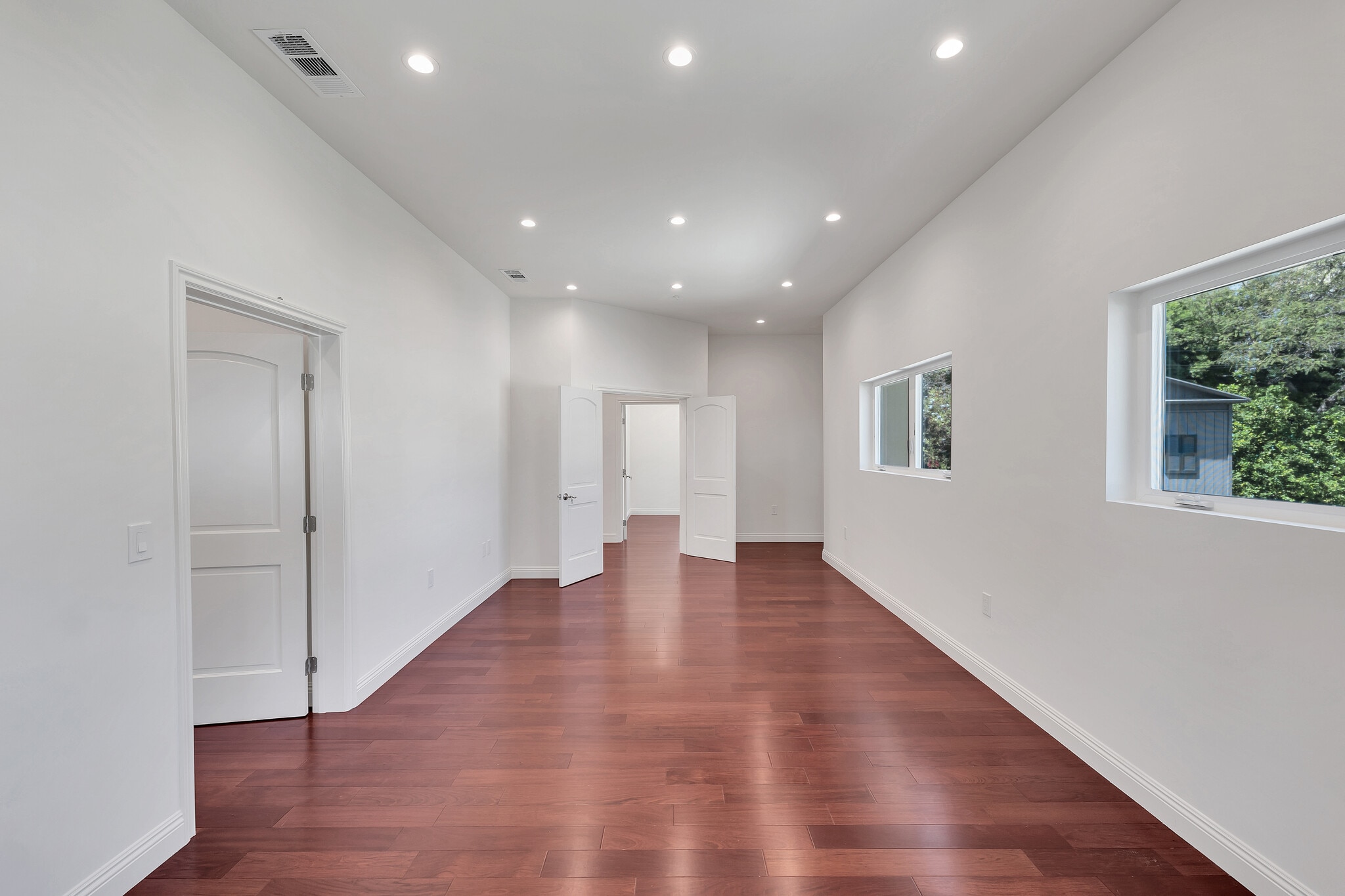1112 N Sherbourne Dr, West Hollywood, CA for lease Interior Photo- Image 1 of 1