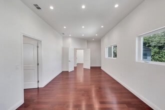 1112 N Sherbourne Dr, West Hollywood, CA for lease Interior Photo- Image 1 of 1