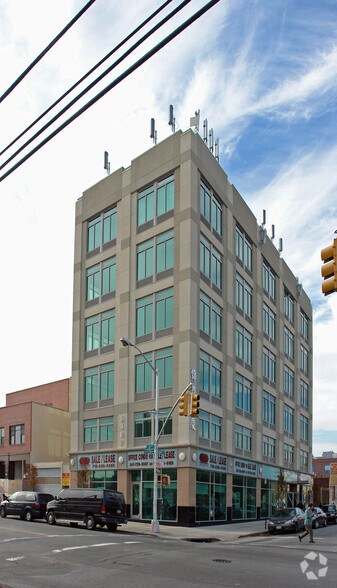 6402 8th Ave, Brooklyn, NY à vendre - Photo du bâtiment - Image 2 de 18