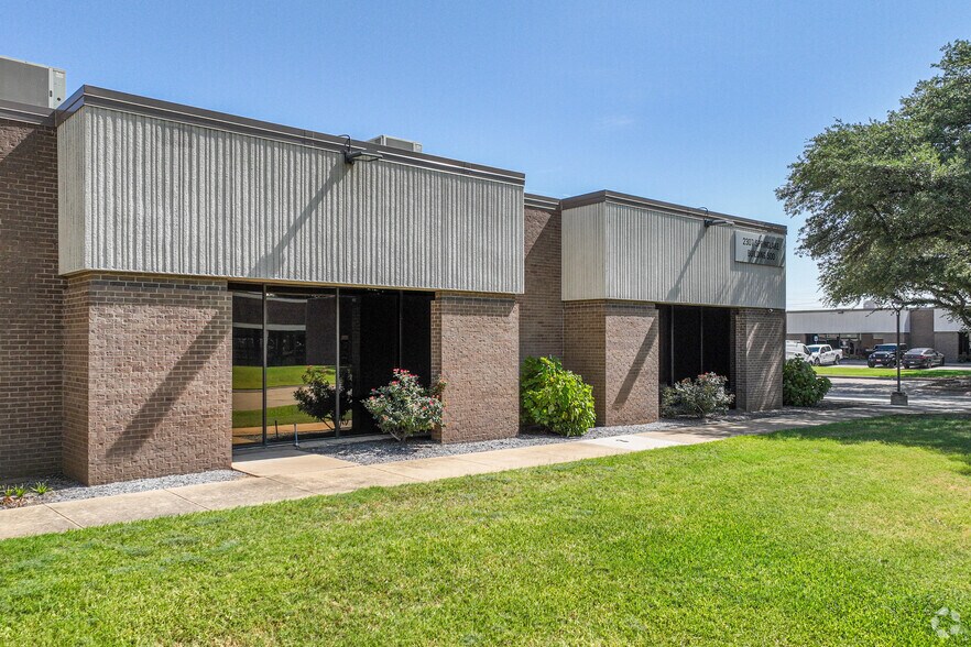 2307 Springlake Rd, Farmers Branch, TX à louer - Photo du bâtiment - Image 2 de 20
