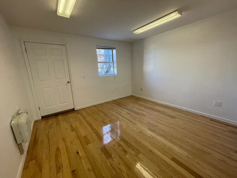 41-13 149th Pl, Flushing, NY à louer - Photo du bâtiment - Image 3 de 14