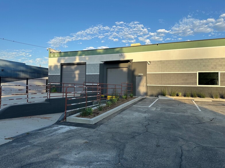 9201 Gazette Ave, Chatsworth, CA for lease - Building Photo - Image 2 of 7