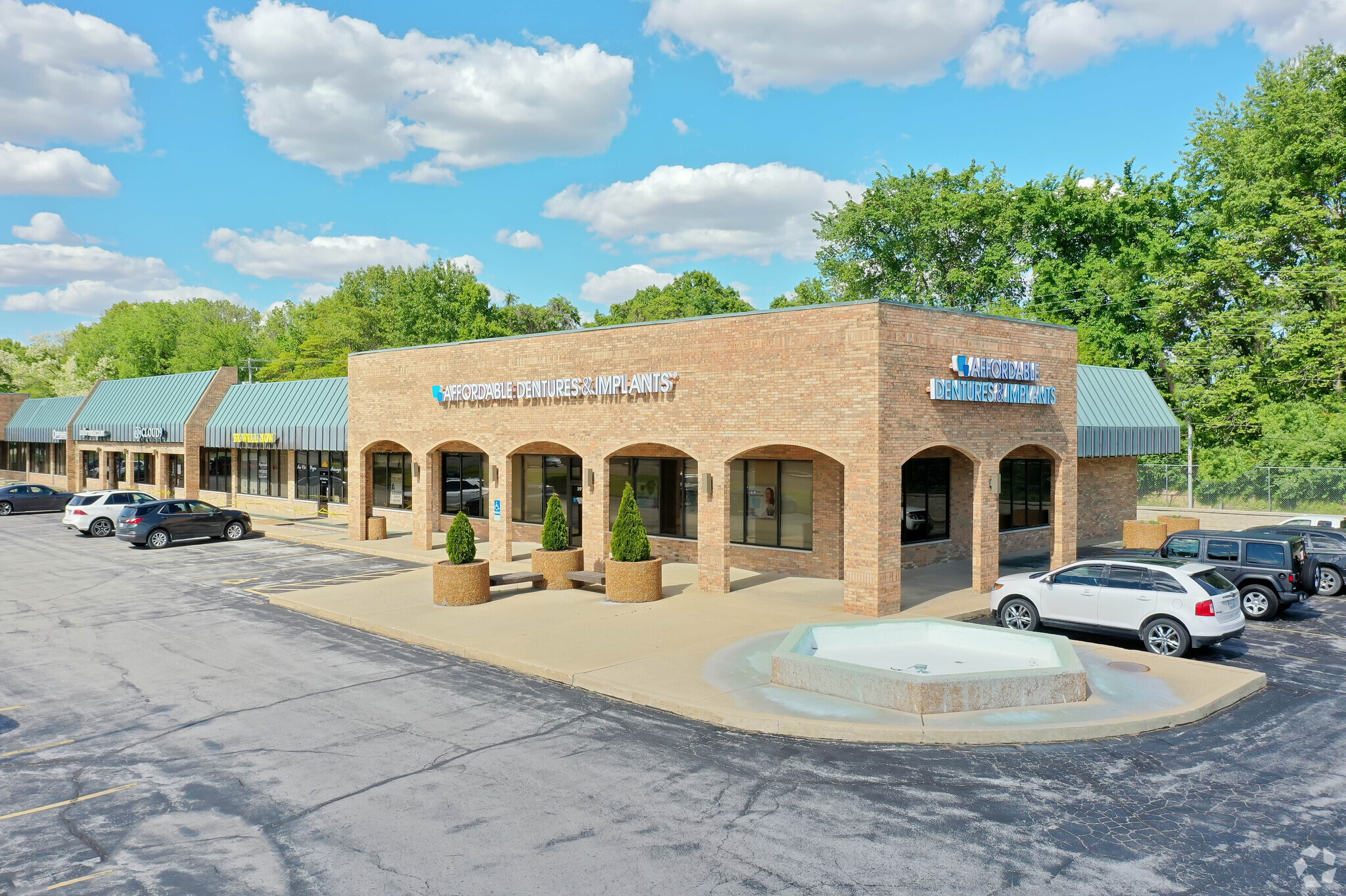 217-219 E Center Dr, Alton, IL for lease Building Photo- Image 1 of 7