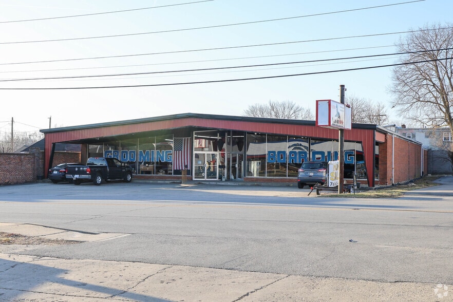 9 W Main St, Chesterfield, IN for lease - Primary Photo - Image 1 of 3