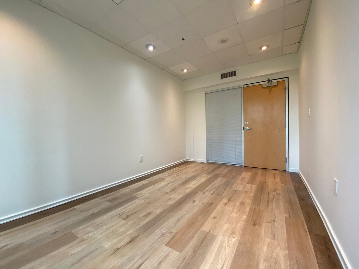 989 Nelson St, Vancouver, BC V6Z 2S1 - Unit 219 - - Interior Photo - Image 2 of 9