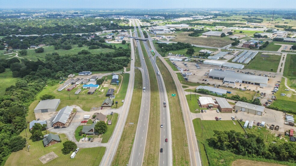 1608 Highway 290 W, Brenham, TX à louer - Photo du bâtiment - Image 1 de 20