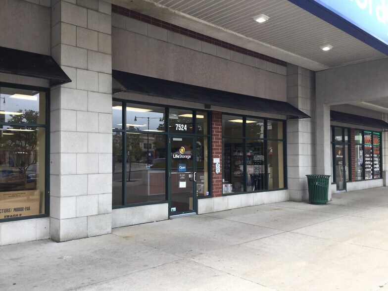 7507-7545 N Clark St, Chicago, IL à louer - Photo du bâtiment - Image 2 de 6