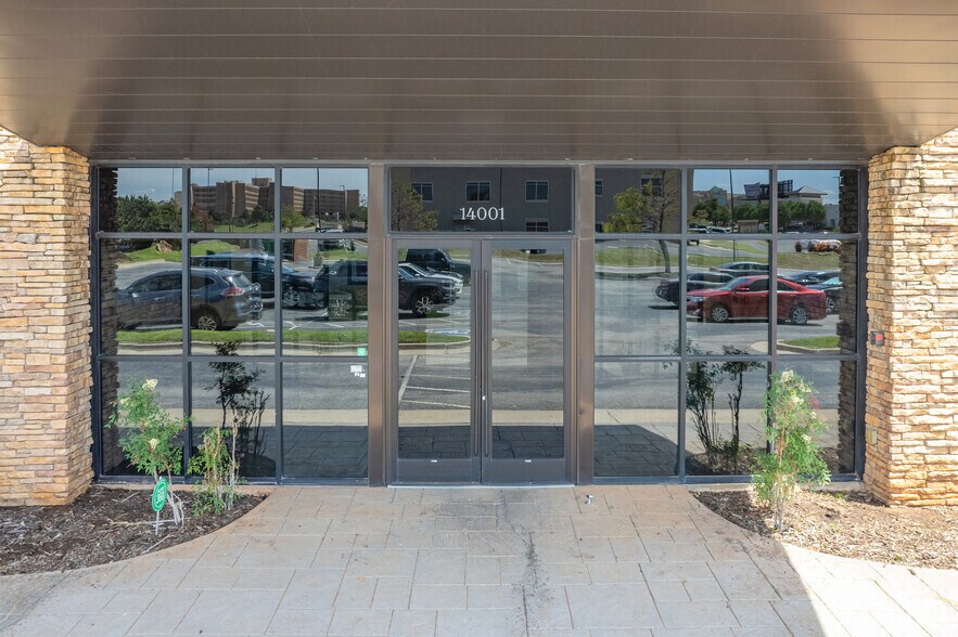 14001 McAuley Blvd, Oklahoma City, OK à louer - Photo du bâtiment - Image 2 de 5